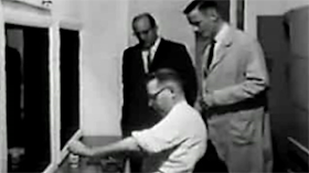 Comment se fait-il que personne n'ait encore reproduit l'expérience de Milgram sur internet ? Si on créait un site avec un bouton « cliquer ici pour électrocuter quelqu'un », il ne faudrait pas cinq minutes avant que le serveur explose par excès de connexions
