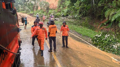 Personil PRC dan SAR BPBD Pinrang Bergerak Bantu Evakuasi Korban Gempa Di Sulbar