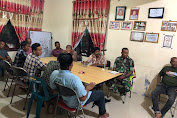 Bersama Bhabinkamtibmas, Sertu Agus Saputra Babinsa Koramil 05/Juli Laksanakan Komsos Dengan Tokoh Masyarakat Desa Juli