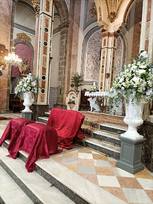 Ceremonia religiosa con ramos de paniculata blanca y eucalipto y lazo para los bancos y copas en alto con centros florales