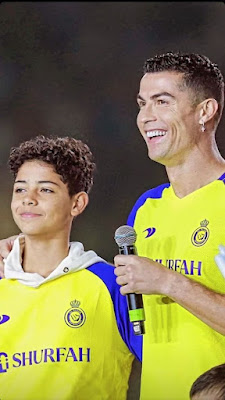 كريستيانو رونالدو مع إبنه جونيور في احتفالية نادي النصر