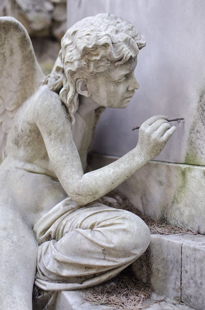 El Ángel que escribe. Cementerio Monumental de Staglieno.