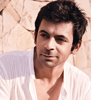 Sunil Grover as Dr Mashahoor Gulati