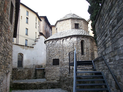 Ricón de Bérgamo Italia, escaleras modernas de hierro que no rompen la armonia del espacio