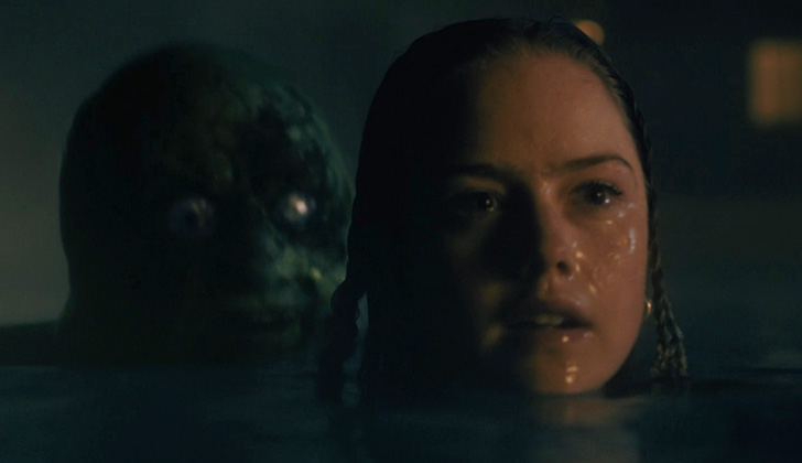 Izzy e uma assombração na piscina no filme 'Mergulho Noturno'