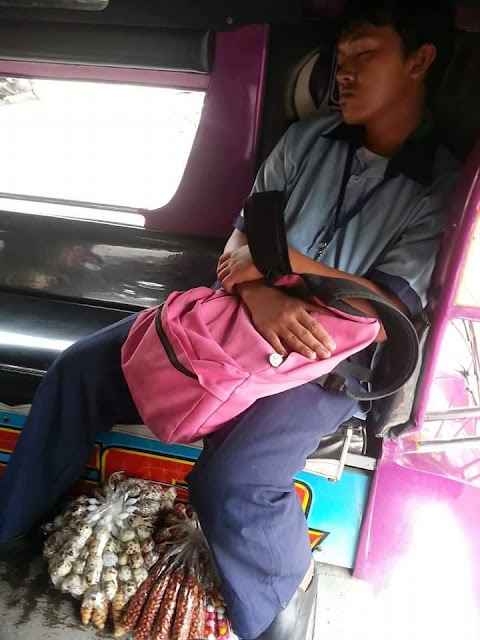 Tidur Di Dalam Angkot, Siswa Ini Malah Buat Netizen Terharu