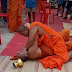 'Dah berapa lama kau ditauliahkan?!' - 2 sami Buddha bergaduh berebut kerusi di majlis pengebumian