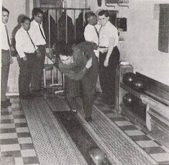 El ajedrecista Petrosian jugando a los bolos