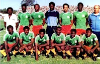 Selección de CAMERÚN - Temporada 1981-82 - Abega, Kaham, N'Kono, Tokoto, Auodiu; Kunde, Ngueya, Bakoen, Roger Milla, Nbom y Doumbe'le - La selección nacional de CAMERÚN se clasificó por primera vez para la fase final de un Mundial en España 1982