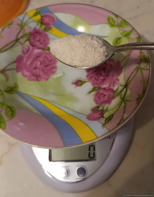 Чайная ложка соли над весами