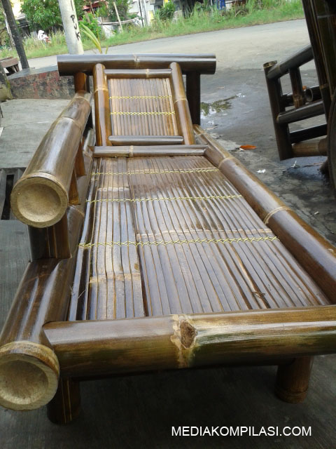 Meja  Kursi Bambu  Masih Diminati Warga Perumahan Di Bekasi