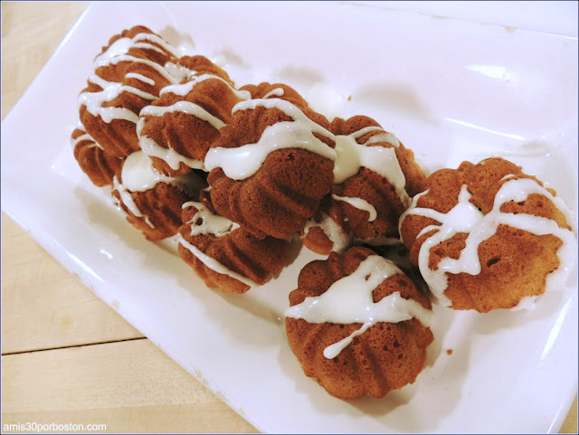 Mini Bundt Cakes de Moras con Glaseado de Limón