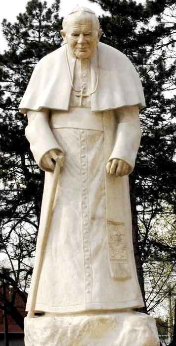 Foto a la estatua de Juan Pablo II