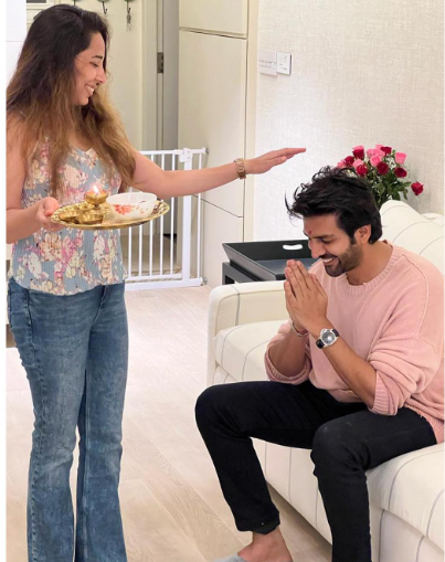 Kartik Aaryan is always seen appreciating his sister. On the occasion of Rakhi too, he has posted some pictures with his sister.