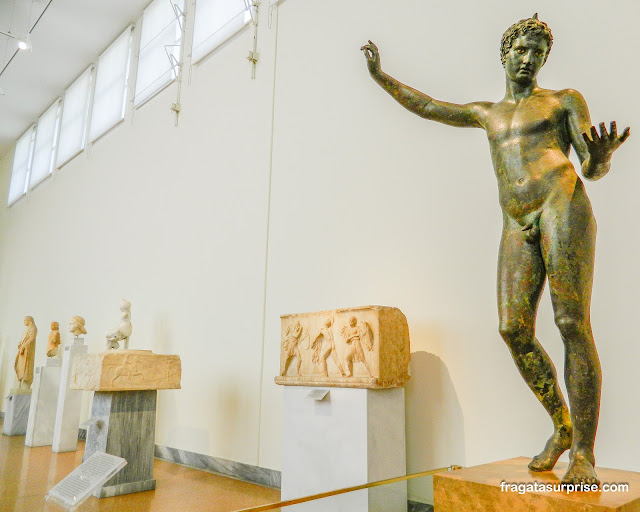 Estátua atribuída a Praxiteles no Museu Nacional de Arqueologia de Atenas