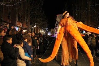 Miles de personas llenan las calles de Barakaldo al paso de la cabalgata de Reyes