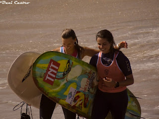 La campeona del Long Board classic Galicia 6000, Chloe Calmon, sale del agua junto a su rival en las rondas clasificatorias. Son rivales y buenas amigas.