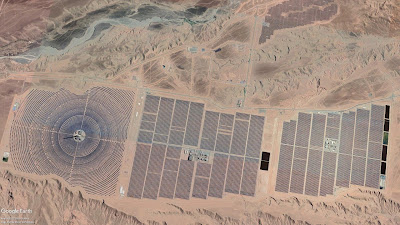 Parc de panneaux solaire dans le desert  - Maroc