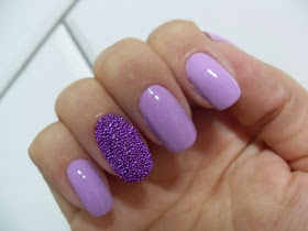 I love this kind of simplicity and differentiation nail art