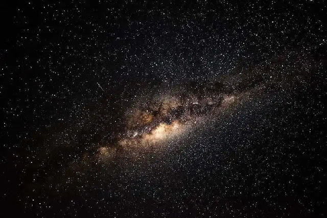 Un desafío a la cosmología: Megagalaxia NGC 1277 sin materia oscura desafía los modelos estándar y plantea un enigma para los astrónomos. Megagalaxia, enigma astronómico, materia oscura, modelos cosmológicos, galaxia sin materia oscura, NGC 1277, Instituto de Astrofísica de Canarias, Universidad de La Laguna, investigación astronómica.