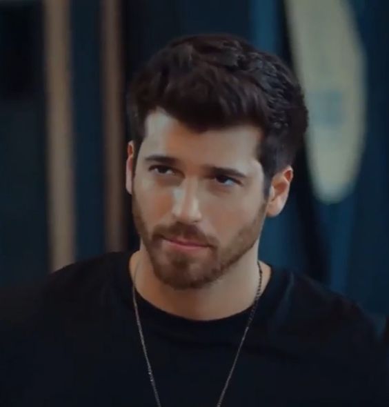 Can Yaman finds no respite and becomes the center of a media controversy for throwing a fan's phone. An explanation arrives on Instagram.