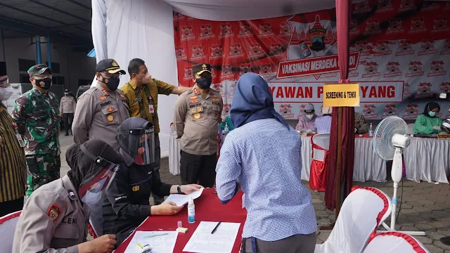 Kapolda Jateng Tinjau Vaksinasi Buruh Pabrik di Purbalingga