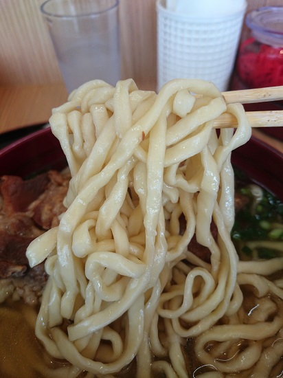 ソーキそばの麺の写真