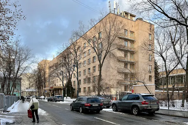 Плотников переулок, гостиница «Арбат» Управления делами Президента РФ (построена в 1960 году)