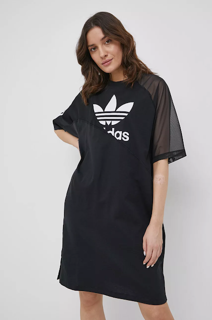 Rochie din colectia adidas Originals. Model lejer confectionat din combinatia a doua materiale diferite. - Better Cotton Initiative. Produsele marcate cu acest semn contin cel putin 50% bumbac de la un vanzator sau o marca apartinand initiativei Better Cotton si care investesc in dezvoltarea BCI. - Acest produs este realizat partial din poliester reciclat. - Fason lejer. - Decolteu rotund. - Maneca in raglan. - Model cu imprimeu. - Material tricot flexibil si subtire. - Lungimea: 100 cm. - Latimea la subrat: 57 cm. - Dimensiunile date pentru marimea: 36.