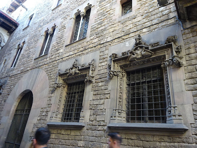 Les façades richement décorées s'ornent de délicates fenêtres géminées, séparées par de très fines colonnettes.