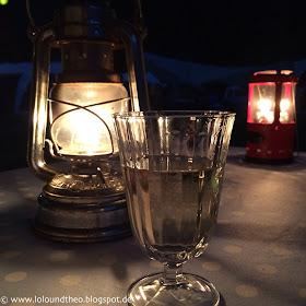 Petroleumlampe / Wein / Weinglas / Camping / Abend / Licht