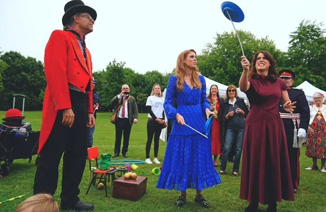 Countess of Wessex wore a wool blend emerald-green blazer by Giuliva Heritage. Princess Beatrice and Princess Eugenie