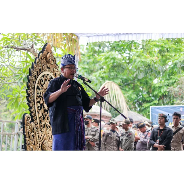 Perang Topat di Pura Lingsar, Pj Gubernur NTB: Ajang Perkuat Silaturahmi dan Toleransi