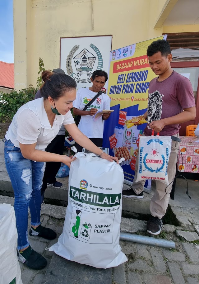 Danone-AQUA dan Bank Sampah Induk Tarhilala Gelar Bazar 'Beli Sembako Bayar Pakai Sampah'