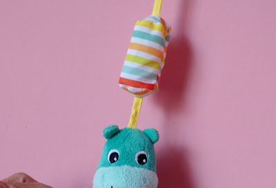 Brinquedo para bebes - Chocalho de pelúcia de hipopotamo azul da Bright Starts R$ 12,00