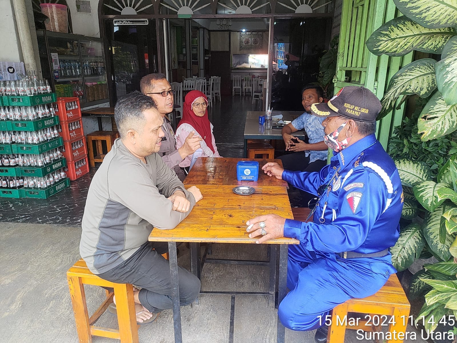 Kapolsek Parapat Bersama Warga Gelar Jumat Curhat di Warung Kopi Pak Ucok Hutajulu Tampubolon