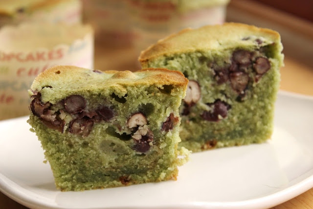  Green tea cup cake with red bean