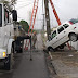 Carro fica pendurado entre poste e muro após motorista cochilar ao volante.