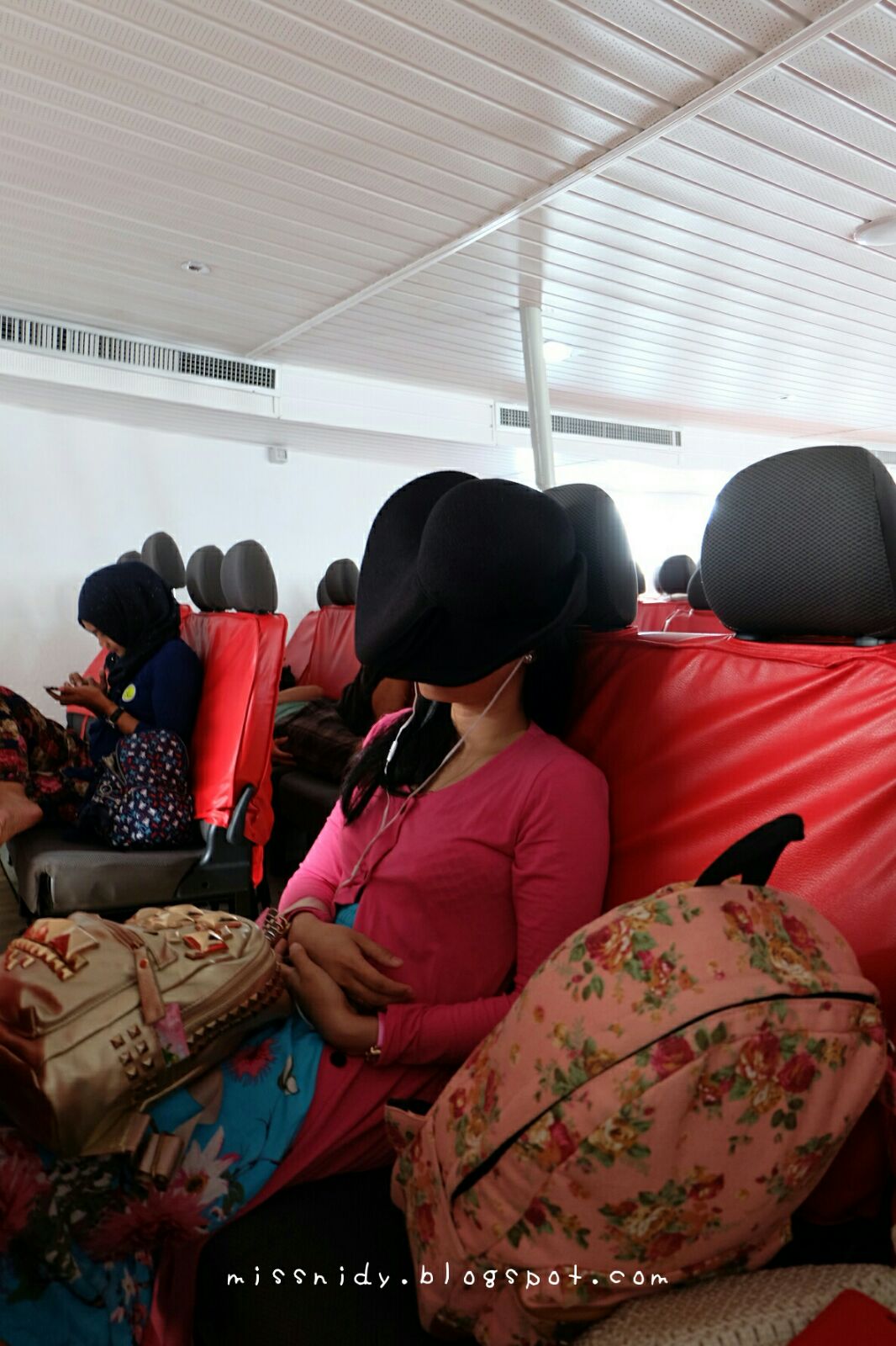 ferry boat from phi phi to phuket