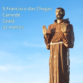 Estatua de 31 metros de altura de sao francisco das chagas, con sotana de cura y sus manos impostadas hacia adelante