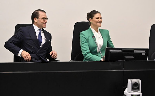 Crown Princess Victoria wore a green long blazer with inverted lapel collar by Zara. Fitted blazer with an inverted lapel collar and long sleeves