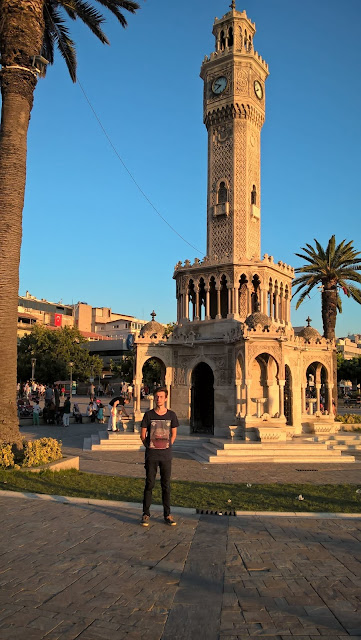 Harun İstenci İzmir Konak'ta Saat Kulesi önünde.