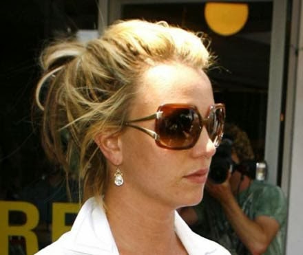 Britney Spears com coque desarrumado