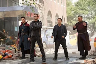 Doctor Strange, Iron Man, Bruce Banner, dan Wong bersiap menghadapi ancaman di tengah kota yang hancur.