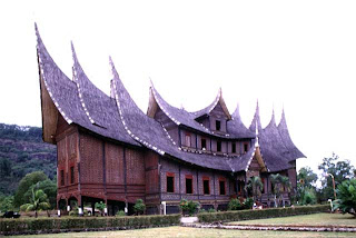 rumah adat indonesia,rumah adat gadang,rumah adat woloan,rumah adat omo hada,rumah adat laheik, wisata alternatif, 