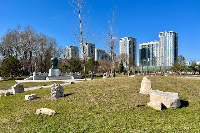 парк Хуаминюан, памятник Конфуцию (установлен в 2008 году), Сад камней, жилой комплекс «Life-Ботанический cад-2»