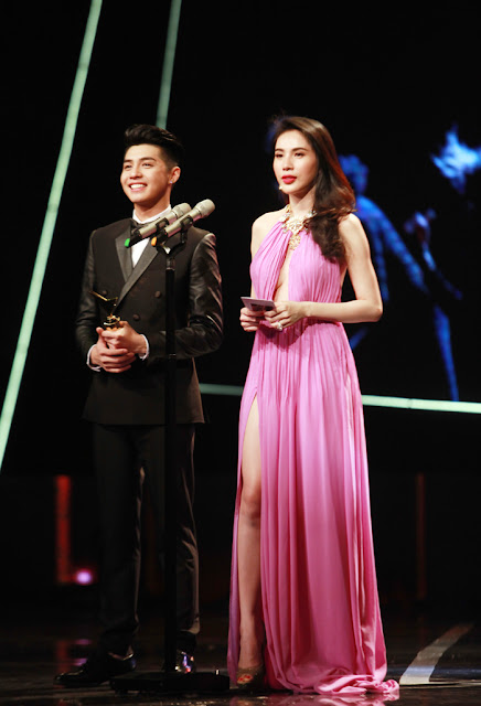 Thủy Tiên cùng nam ca sỹ Noo Phước Thịnh với tư cách người trao giải cho hạng mục Chương trình giải trí ấn tượng trong năm.