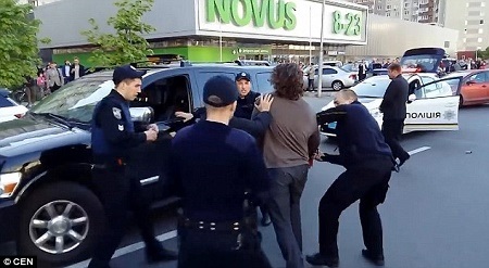 Shocking Moment Former Olympic Wrestling Champion Fights Off 7 Policemen Who Tried to Arrest Him (Photos+Video)
