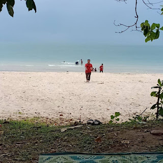 Bersantai di Pantai Batu Layar.