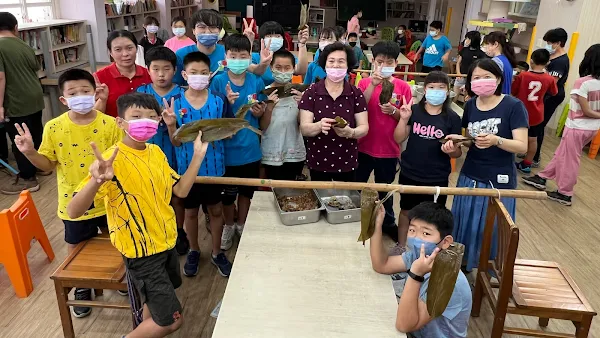 ▲彰化縣香田國小為迎接即將到來的端午節，邀請家長們來到學校，與小朋友一起包粽子，並將包好的粽子，贈送給社區長輩，體會幫助別人的價值與快樂。（記者林明佑翻攝）